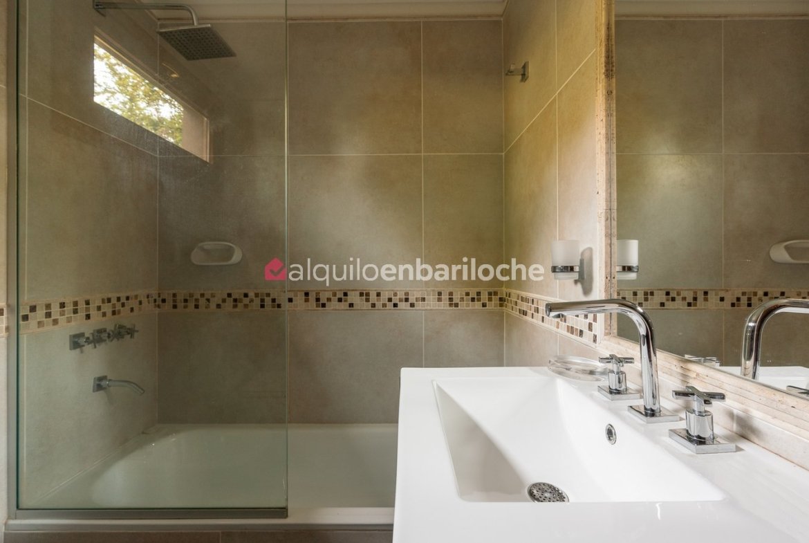 Casa con Vistas en Lago Moreno | Muelle y Costa (4 Pax)