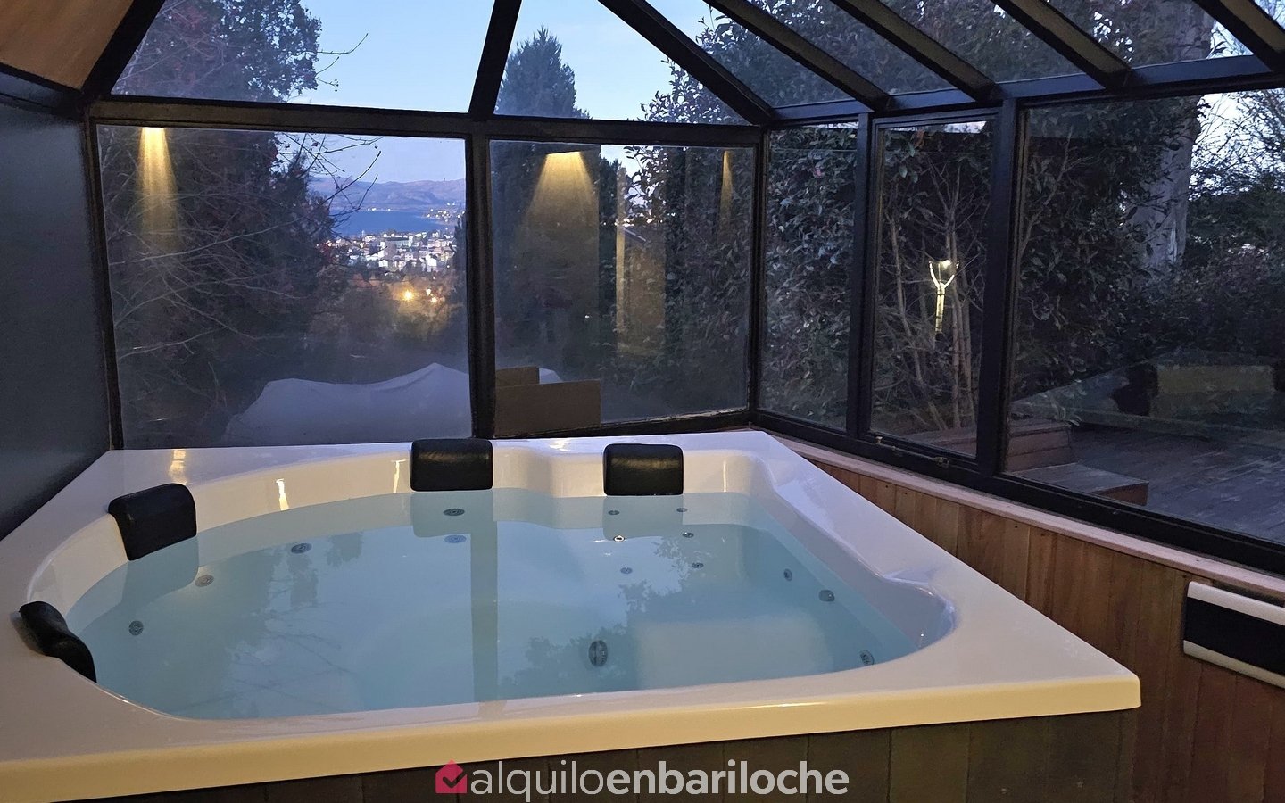 Casa Ruka Doc II: Vista al Lago, Jacuzzi Privado y Diseño Moderno en Jardín Botánico