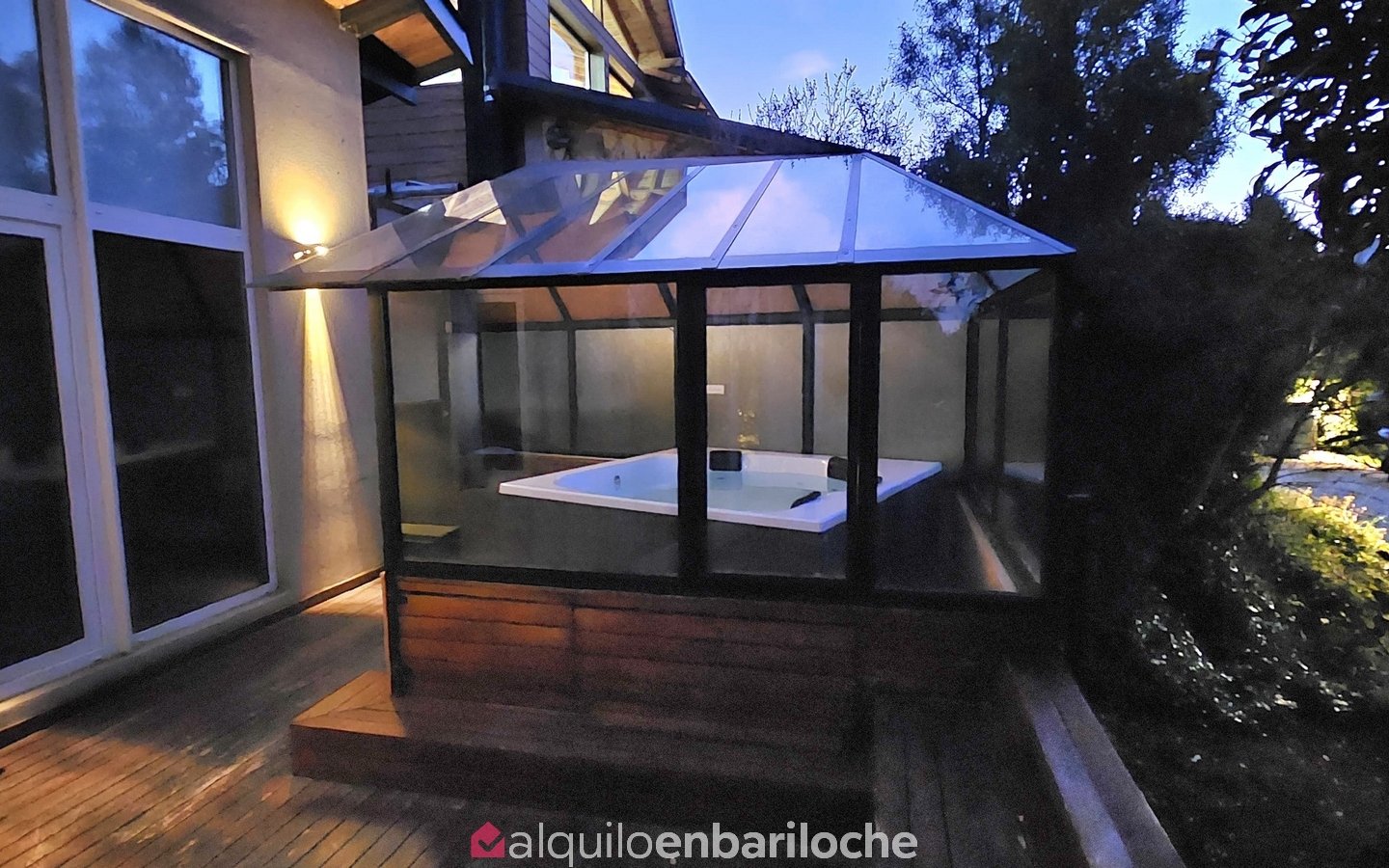 Casa Ruka Doc II: Vista al Lago, Jacuzzi Privado y Diseño Moderno en Jardín Botánico