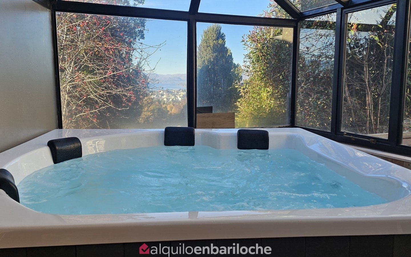 Casa Ruka Doc II: Vista al Lago, Jacuzzi Privado y Diseño Moderno en Jardín Botánico