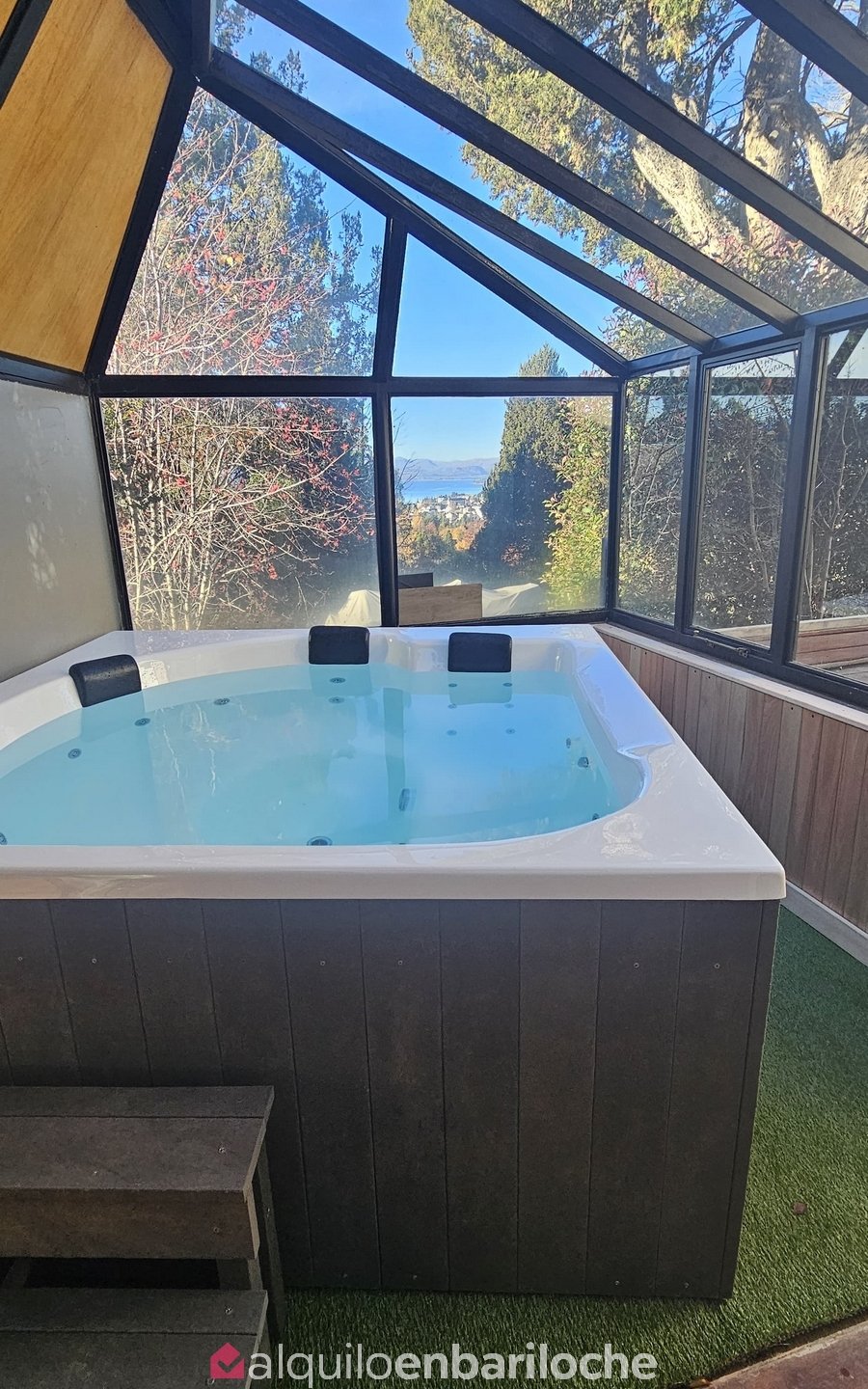 Casa Ruka Doc II: Vista al Lago, Jacuzzi Privado y Diseño Moderno en Jardín Botánico