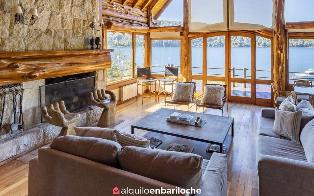 Casa con costa del Lago Nahuel Huapi en barrio cerrado Valle Escondido