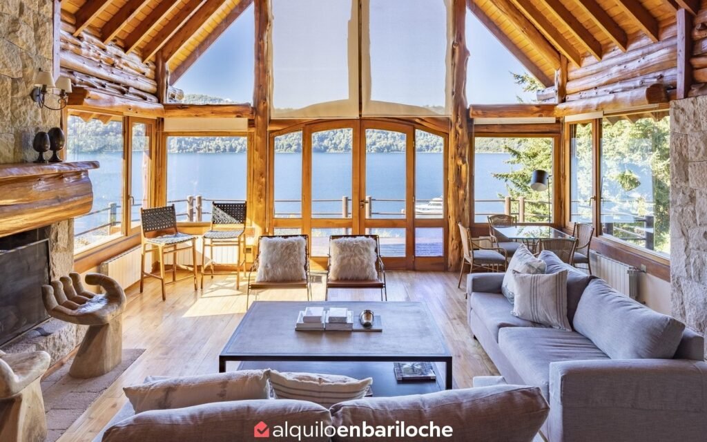 Casa con costa del Lago Nahuel Huapi en barrio cerrado Valle Escondido