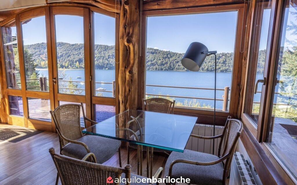 Casa con costa del Lago Nahuel Huapi en barrio cerrado Valle Escondido