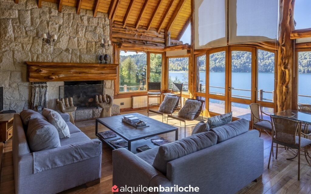 Casa con costa del Lago Nahuel Huapi en barrio cerrado Valle Escondido