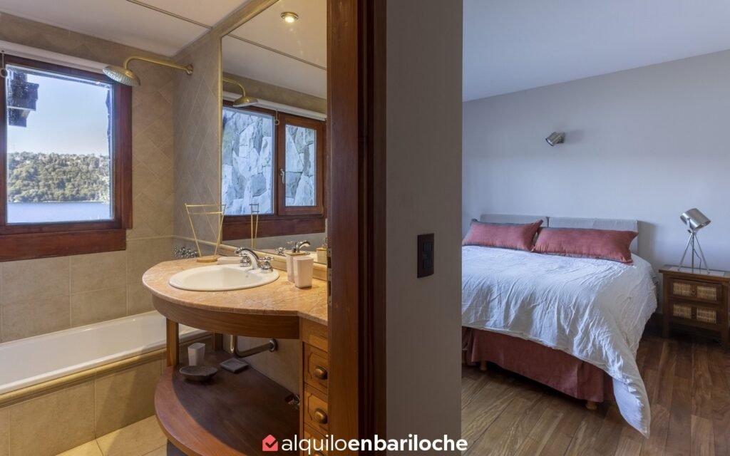 Casa con costa del Lago Nahuel Huapi en barrio cerrado Valle Escondido, foto 26
