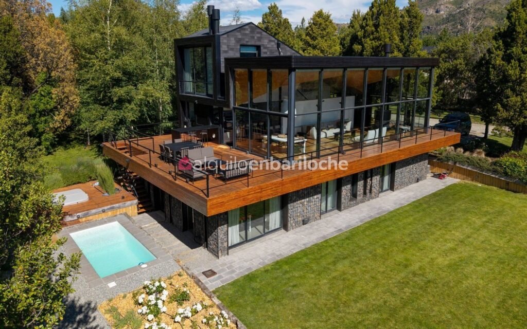 Casa con Piscina y Jacuzzi en Arelauquen