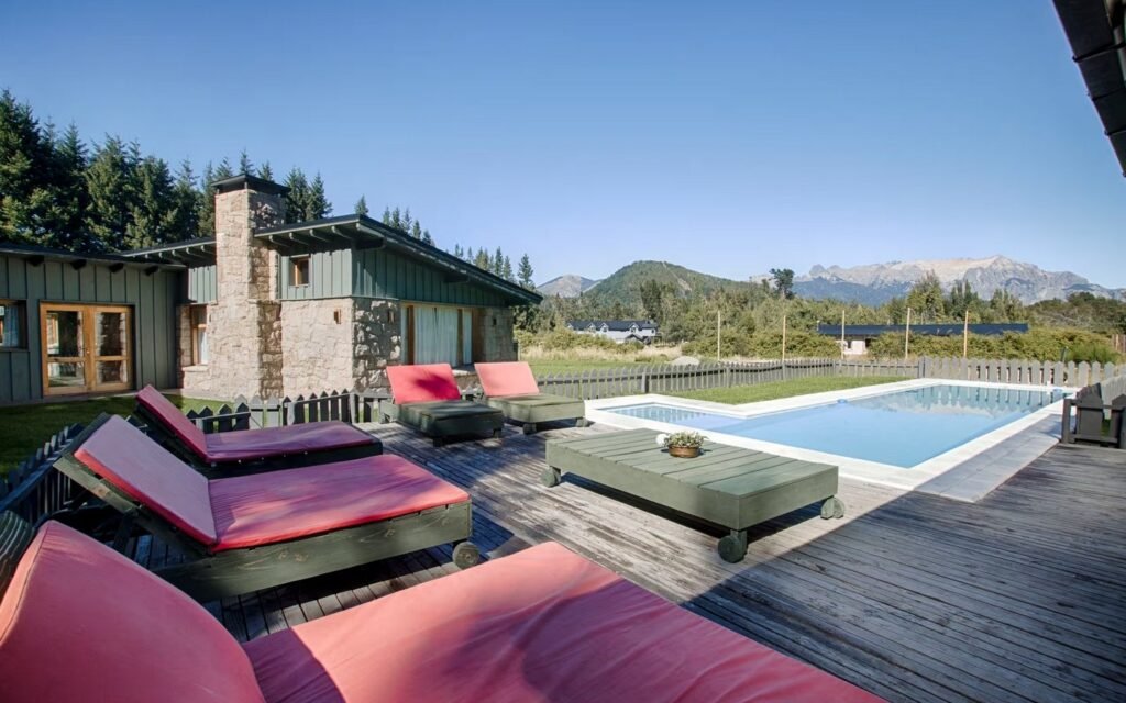 Casa con piscina, amplio parque y playa cercana en Península San Pedro