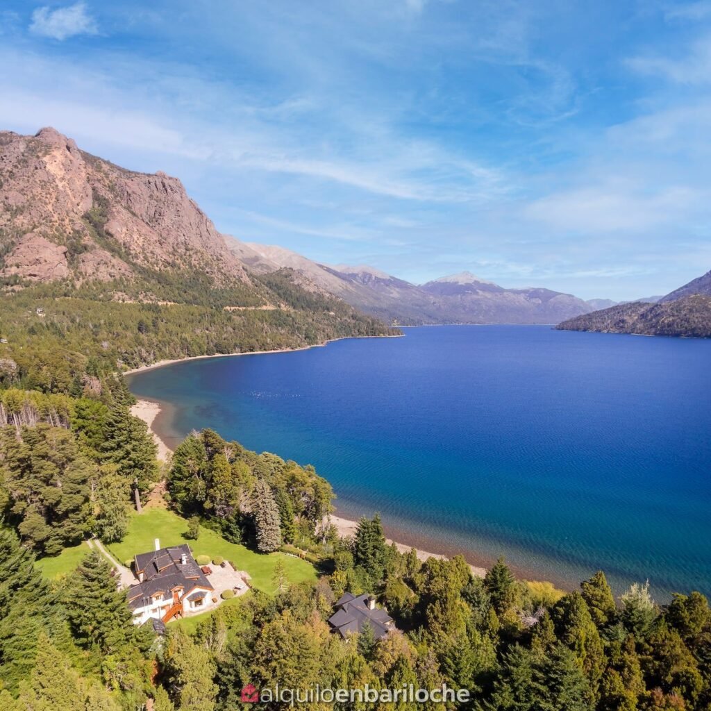 Casa con costa y playa sobre el Lago Gutiérrez para 10 personas