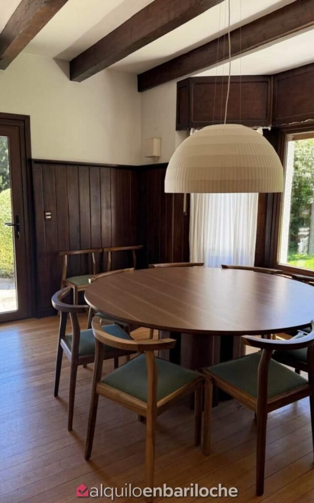 Casa con costa y playa sobre el Lago Gutiérrez para 10 personas