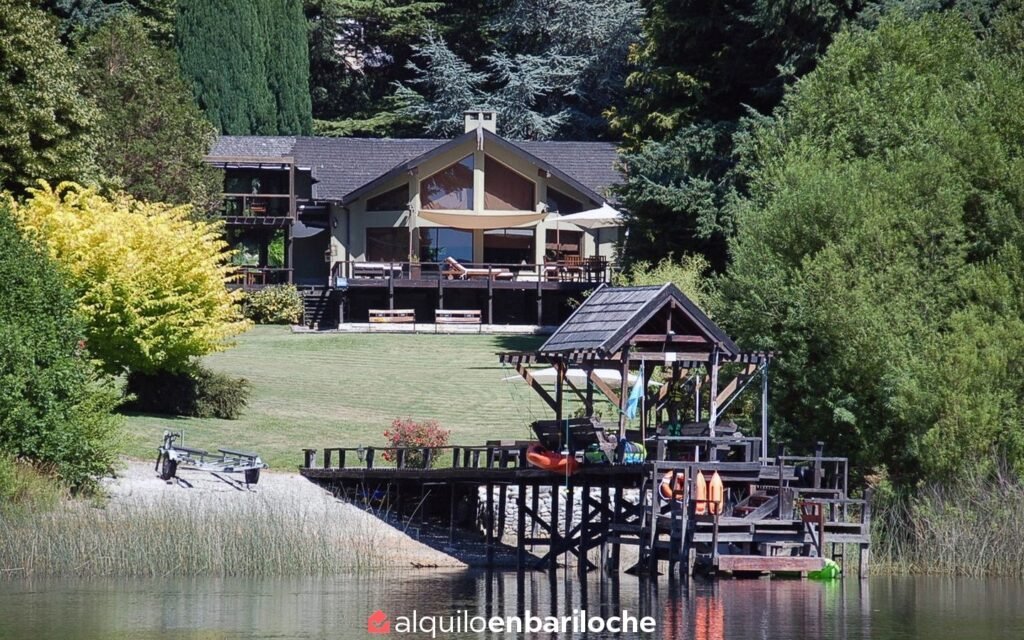 Casa con costa sobre el Lago Morenito para 12 personas en Llao Llao