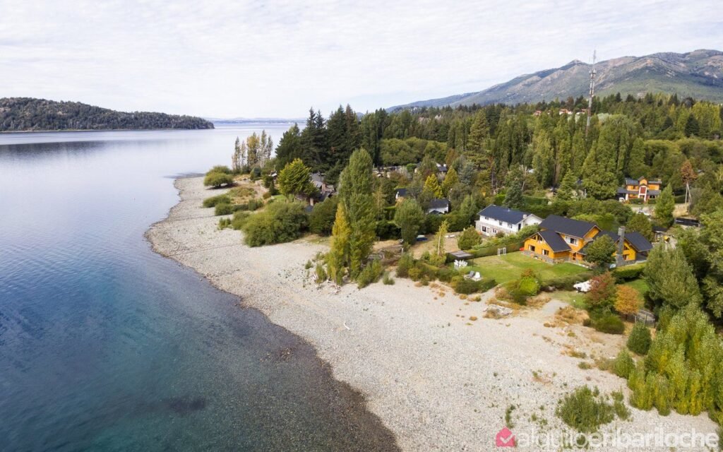 Casa con Costa del Nahuel Huapi y Acceso Directo a la Playa en Bariloche