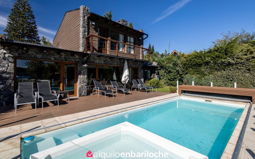 Casa con Costa sobre el Lago Nahuel Huapi y Pileta Climatizada en Bariloche