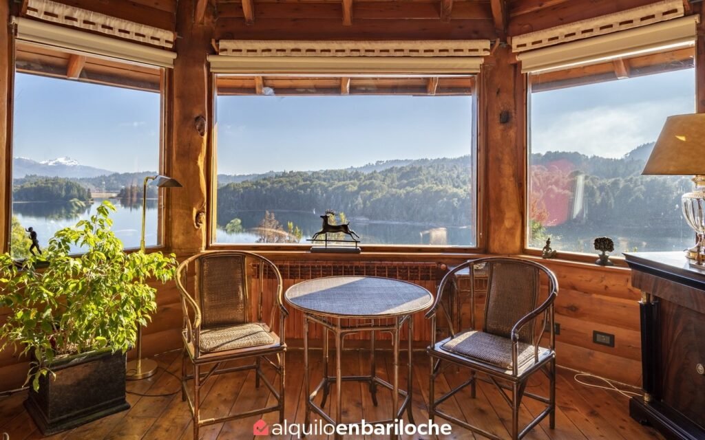 Casa sobre el Lago Moreno, Piscina Climatizada y Muelle en Bariloche