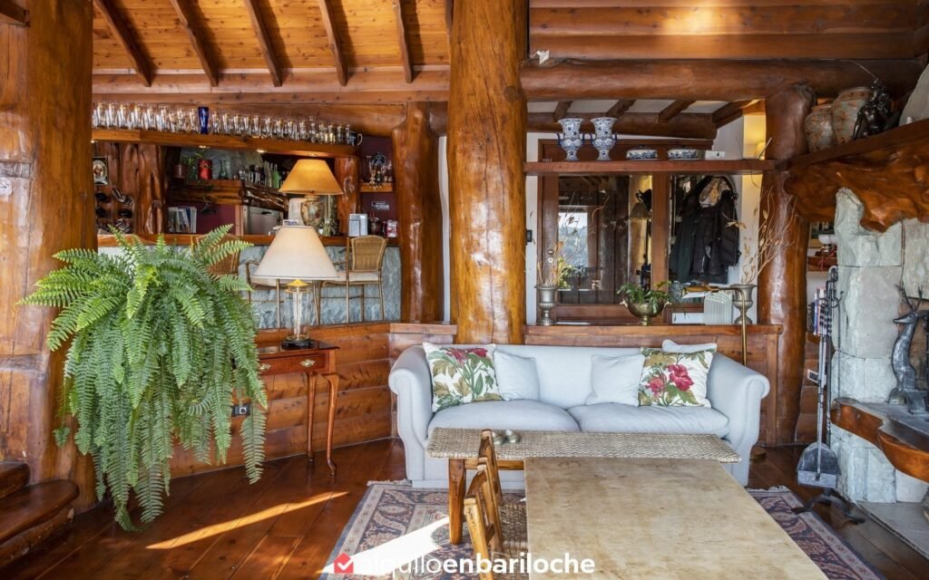 Casa sobre el Lago Moreno, Piscina Climatizada y Muelle en Bariloche