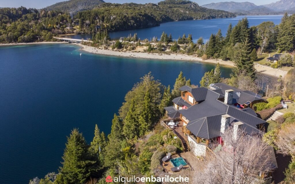 Casa sobre el Lago Moreno, Piscina Climatizada y Muelle en Bariloche