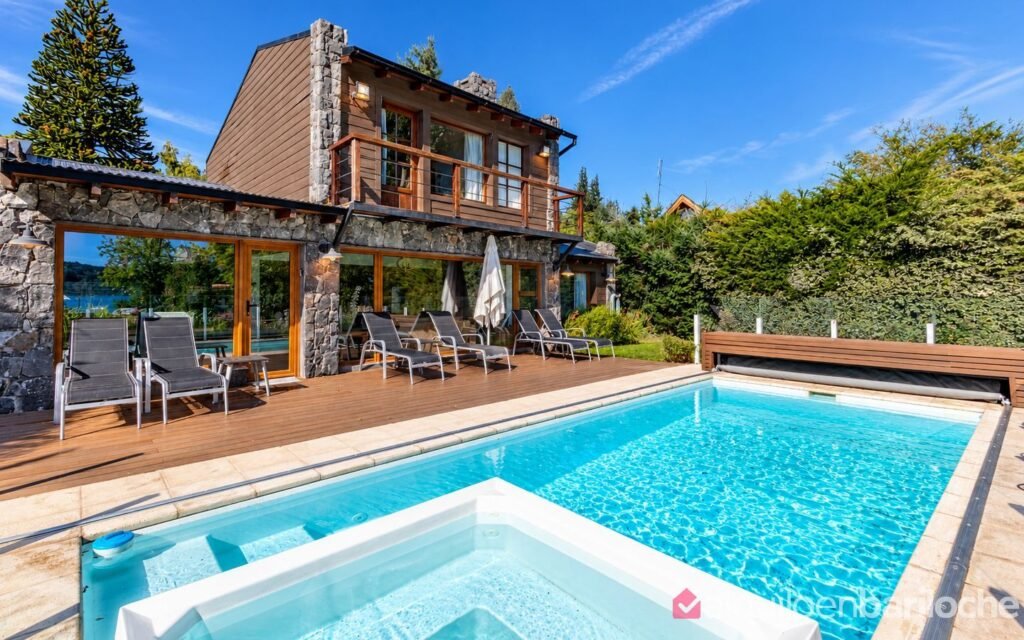 Casa con Costa sobre el Lago Nahuel Huapi y Pileta Climatizada en Bariloche