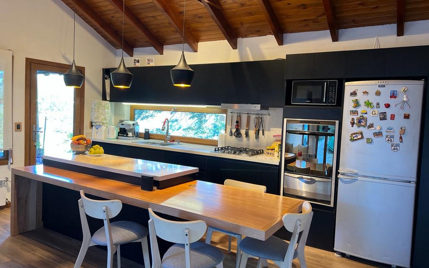 Casa sobre el Lago Moreno, Piscina Climatizada y Muelle en Bariloche