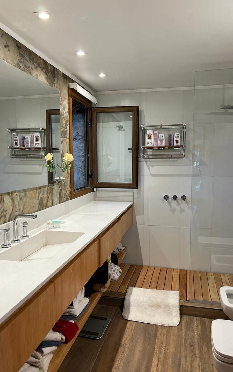 Casa sobre el Lago Moreno, Piscina Climatizada y Muelle en Bariloche