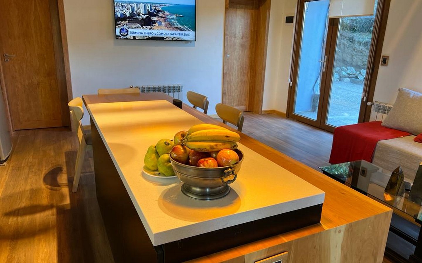 Casa sobre el Lago Moreno, Piscina Climatizada y Muelle en Bariloche