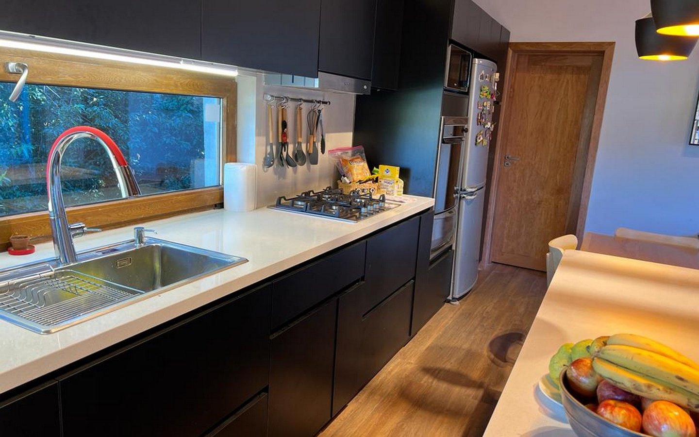 Casa sobre el Lago Moreno, Piscina Climatizada y Muelle en Bariloche
