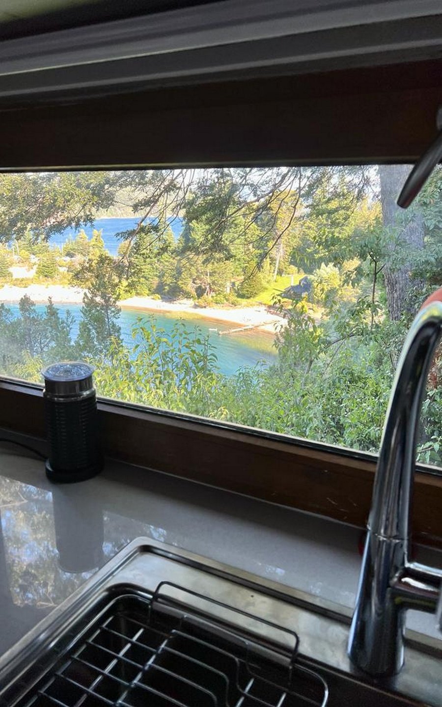 Casa sobre el Lago Moreno, Piscina Climatizada y Muelle en Bariloche