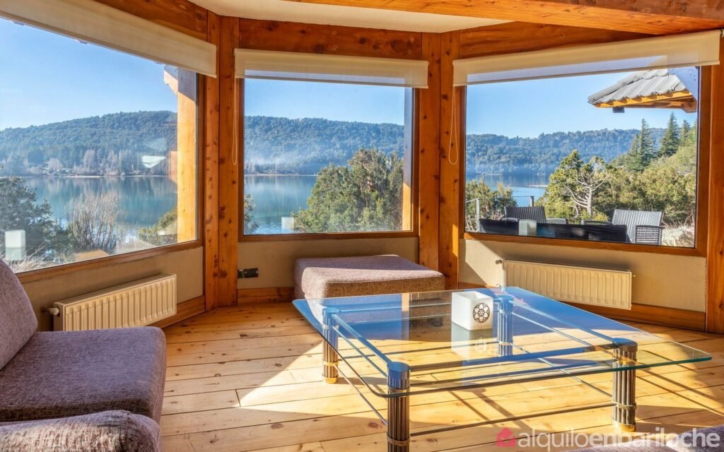Casa con costa, playa y vista panorámica sobre el Nahuel Huapi, para 8