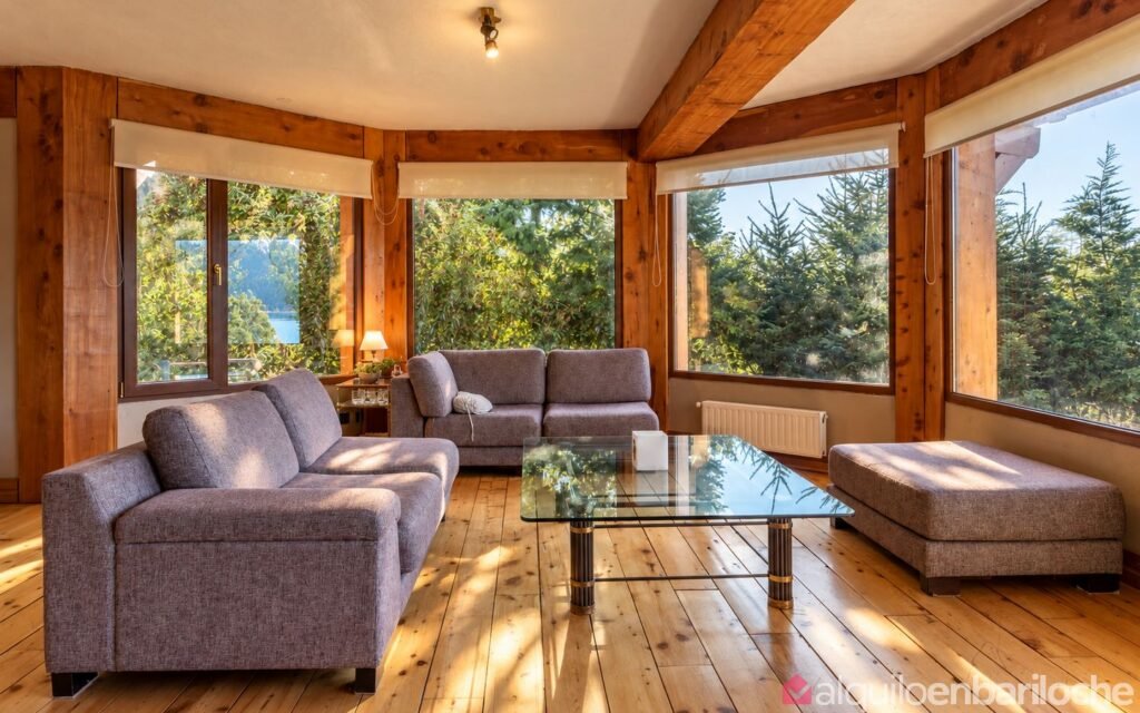 Casa con costa, playa y vista panorámica sobre el Nahuel Huapi, para 8