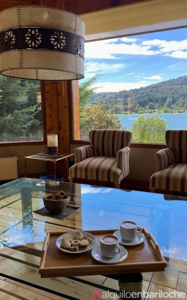 Casa con costa, playa y vista panorámica sobre el Nahuel Huapi, para 8