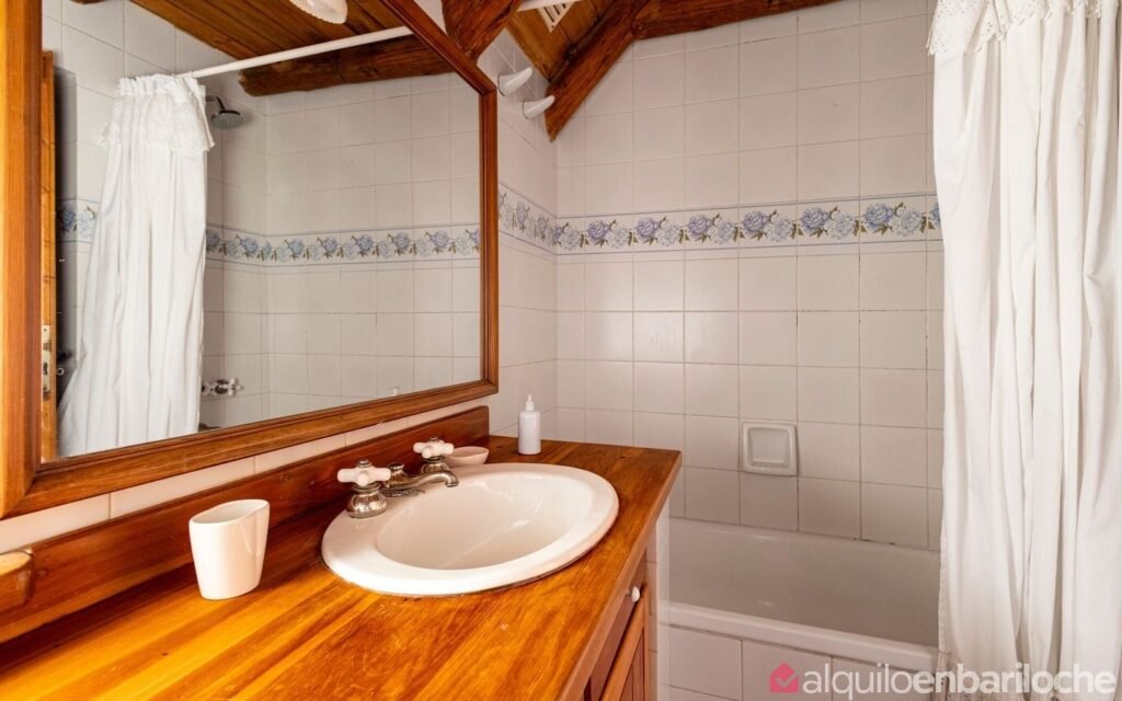 Casa con costa, playa y muelle privado sobre el Nahuel Huapi, para 11, foto 25