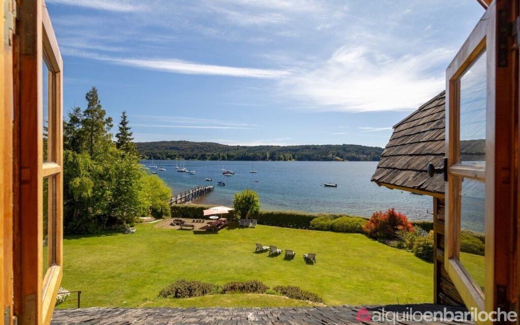 Casa con costa, playa y muelle privado sobre el Nahuel Huapi, para 11