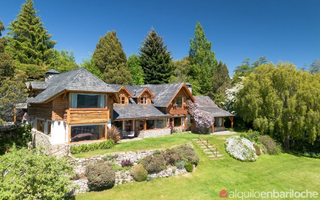 Casa con costa, playa y muelle privado sobre el Nahuel Huapi, para 11