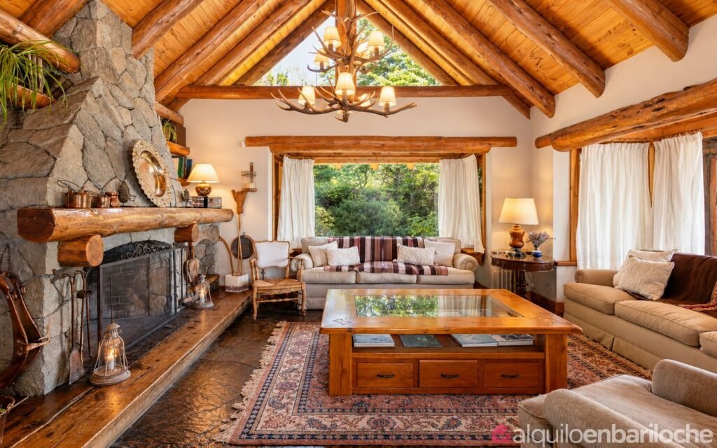 Casa con costa, playa y muelle privado sobre el Nahuel Huapi, para 11