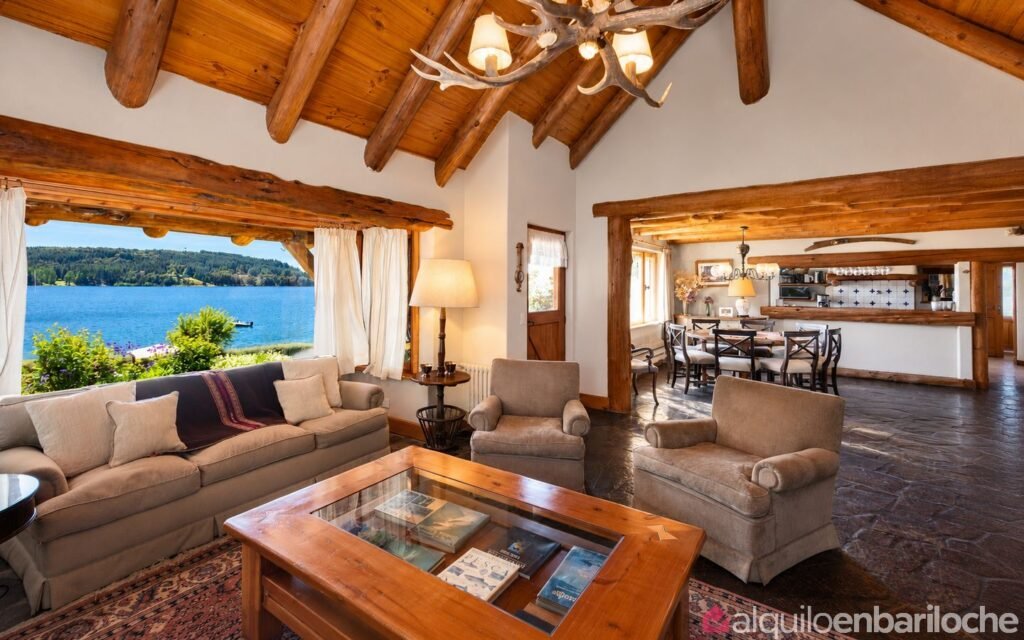 Casa con costa, playa y muelle privado sobre el Nahuel Huapi, para 11