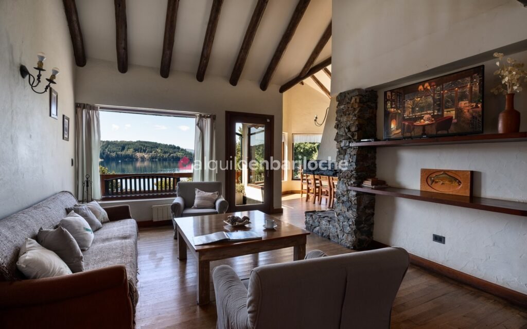 Casa para 8 con costa y playa sobre el lago Nahuel Huapi en Bariloche
