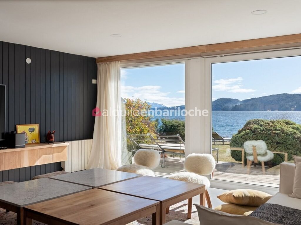 Casa con costa y playa sobre el Nahuel Huapi para 10 personas