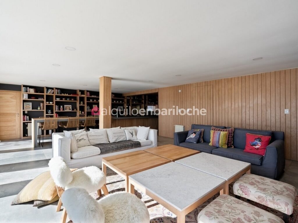 Casa con costa y playa sobre el Nahuel Huapi para 10 personas
