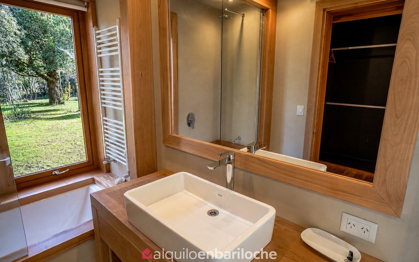 Casa para 12 en Arelauquen con vistas a los cerros y jacuzzi climatizado