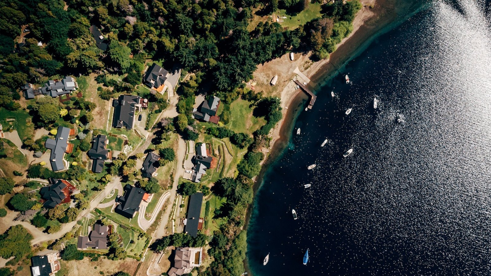 Vista aérea de un barrio residencial sobre la costa del lago