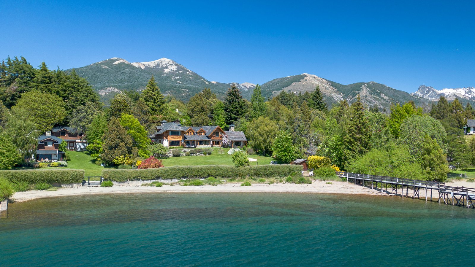 Casa sobre la costa del Nahuel Huapi con playa propia y muelle